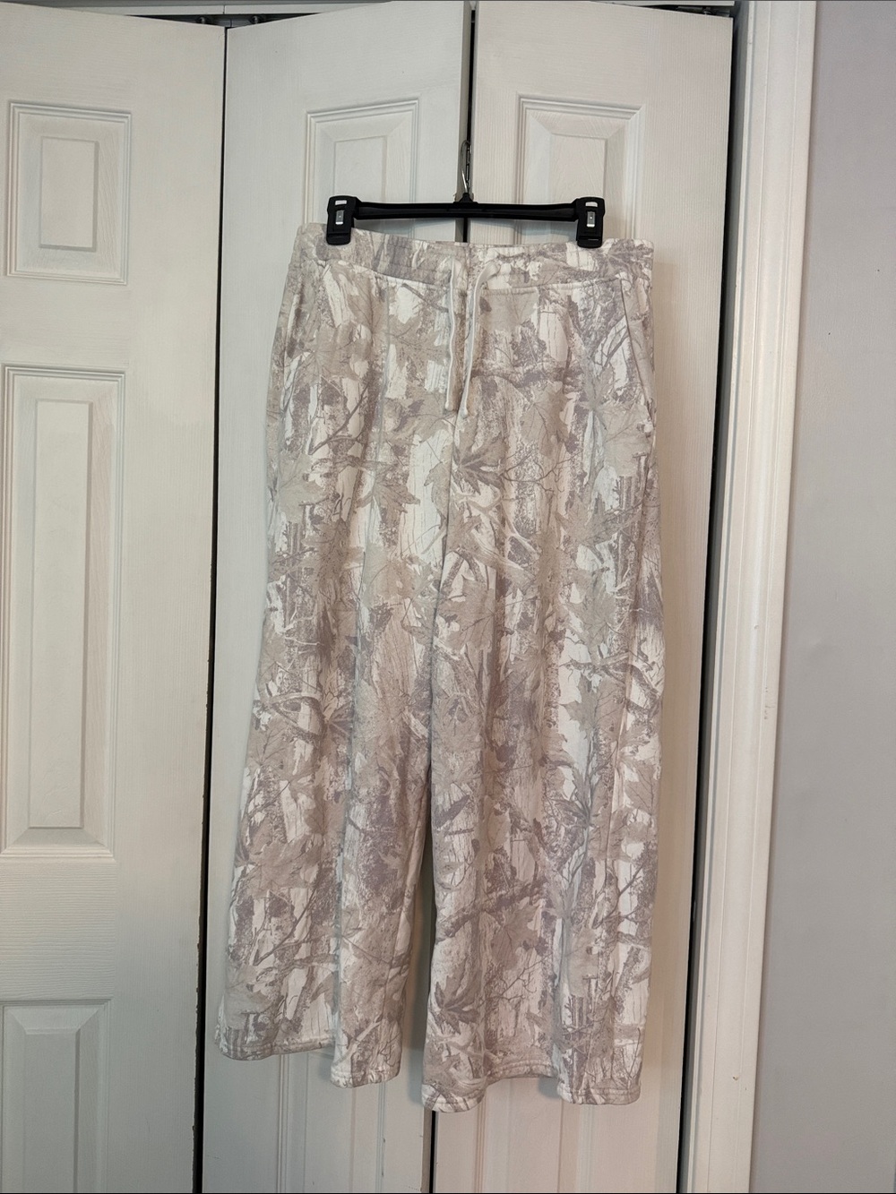 hollister camo sweatpants